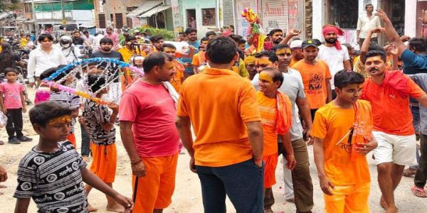 कांवड़िया भक्त गंगा जल लेने के लिए ओम घाट पहुंचे