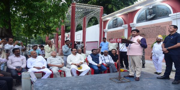 मंत्री नन्दी ने शहीद वाल पर दीप प्रज्जवलित कर अमर शहीदों को किया नमन