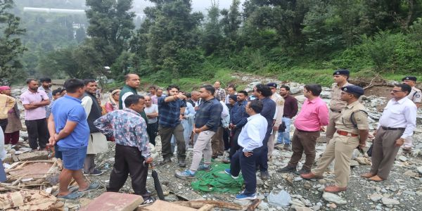 केंद्रीय दल ने थुनाग व जंजैहली में आपदा प्रभावित क्षेत्रों में नुकसान का लिया जायजा