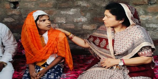 घायल छात्रा से मिलीं मंत्री कृष्णा गौर, अधिकारियों को दिए हर संभव मदद के निर्देश