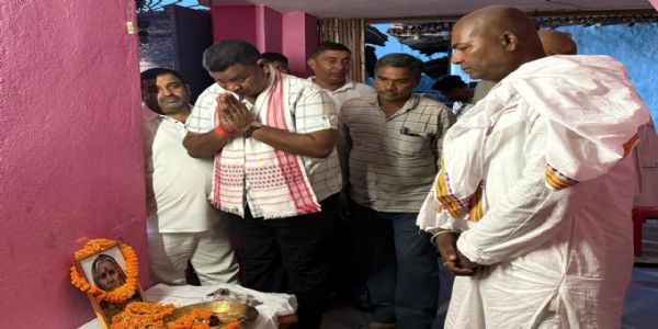पूर्व मंत्री सत्यानंद भोक्ता पहुंचे डमडोईया गांव