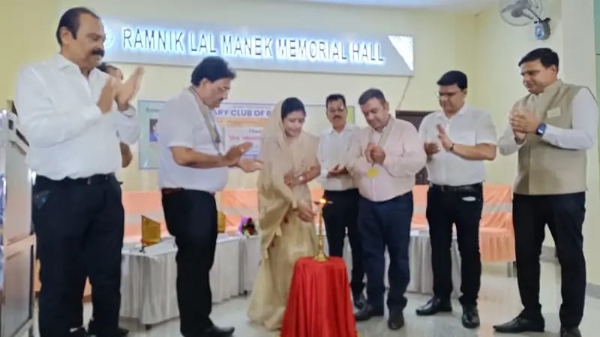 उद्घाटन करते अतिथि