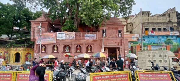 पतित पावनी मां गंगा के दशाश्वमेध घाट पर स्थित ब्रम्हेश्वर महादेव का छाया चित्र