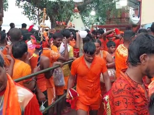 पतित पावनी मां गंगा के दशाश्वमेध घाट पर स्थित ब्रम्हेश्वर महादेव का छाया चित्र