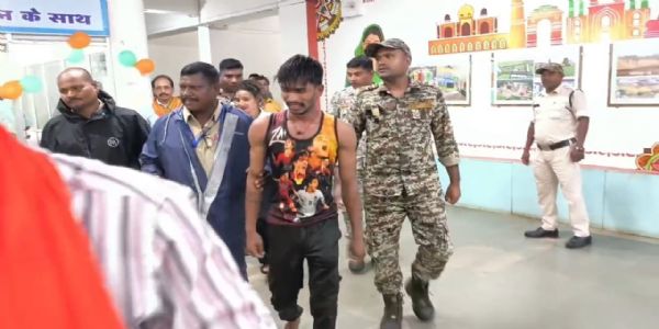 युवक का आत्मदाह करने का प्रयास नाकाम, सुरक्षाकर्मियों ने रोकी बड़ी घटना