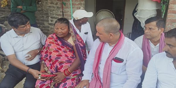 कतरारी पहुंच कर पीड़ित परिवार को सपा नेता ने दिया आर्थिक मदद
