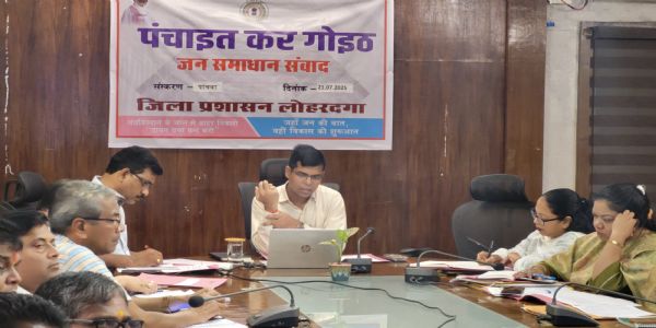 योजनाओं का लाभ लेने के लिए लोगों को प्रेरित करें मुखिया : उपायुक्‍त