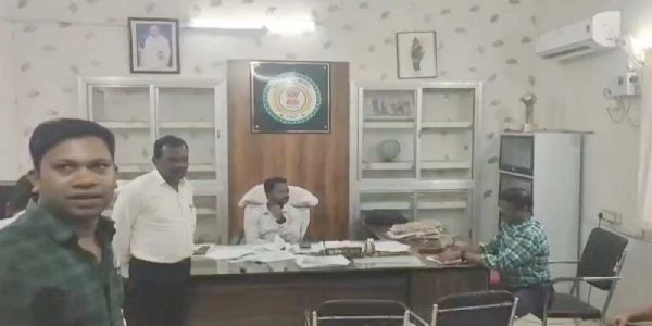 सूरजपुर में एसीबी की टीम ने की कार्रवाई, 25 हजार रिश्वत लेते तहसील कार्यालय का बाबू रंगे हाथों गिरफ्तार
