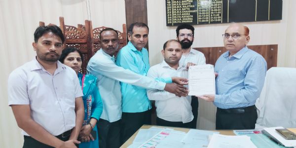 सिरसा: अनुबंधित स्वास्थ्य कर्मचारी संघ ने सीएमओ को सौंपा ज्ञापन
