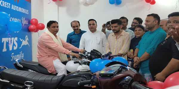 सत शर्मा ने जानीपुर में क्रेस्ट ऑटोमोबाइल्स के टीवीएस शोरूम का उद्घाटन किया