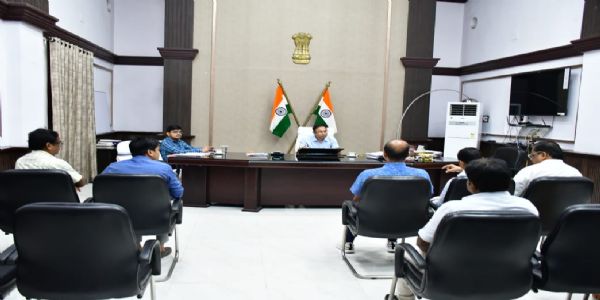जिलाधिकारी ने की समीक्षा बैठक