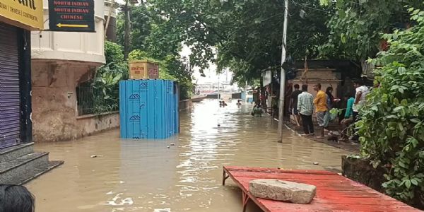 वाराणसी : चेतावनी बिंदू के करीब जाकर गंगा की लहरें हुई शांत,जलस्तर में घटाव शुरू