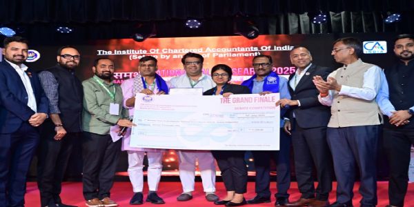 अंजलि बनी वाद-विवाद प्रतियोगिता की उपविजेता