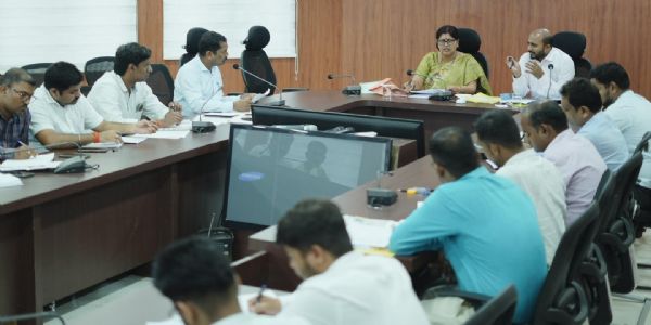 विधायक डॉ नीरा यादव ने बैठक में प्रशासक को लगायी कड़ी फटकार