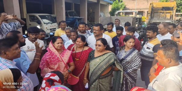 नप कर्मचारी संघ का प्रदर्शन,नप को बताया लूट का अड्डा
