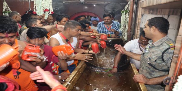 बासुकीनाथ में कावंरिया श्रद्धालुओं का उमड़ा जनसैलाब, डेढ़ लाख से अधिक कावंरिया ने किया जलाभिषेक