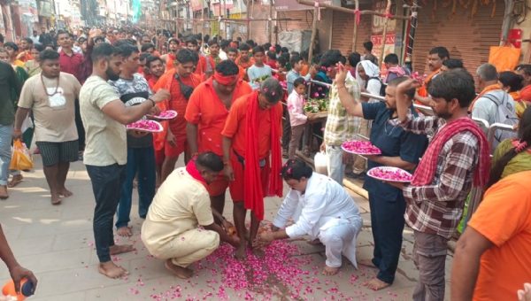 शिवभक्तों पर पुष्प बरसाते समाजिक कार्यकर्ता