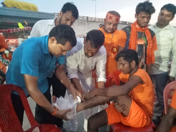 सेवा शिविर में कांवड़ियों के पैरों के छाले और घाव का उपचार