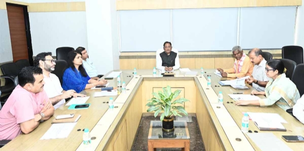 मुख्यमंत्री साय उच्चस्तरीय बैठक में अधिकारियों को निर्देशित करते