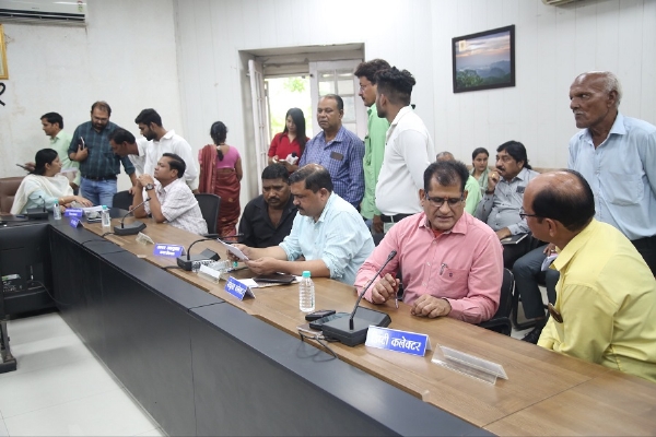 जनसुनवाई में सीईओ जिला पंचायत ने सुनी आवेदकों की समस्याएं