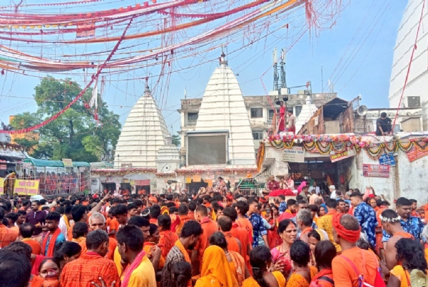 बाबा मंदिर देवघर में लोग पूजा  करते
