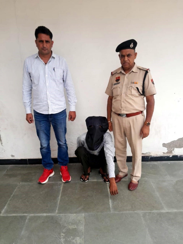 फतेहाबाद। पुलिस गिरफ्त में पकड़ा गया आरोपी।