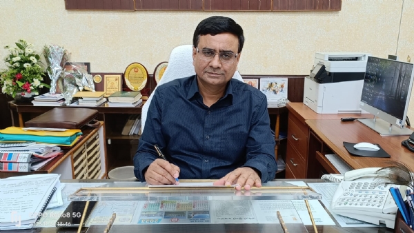 जानकारी देते मंडल रेल प्रबंधक