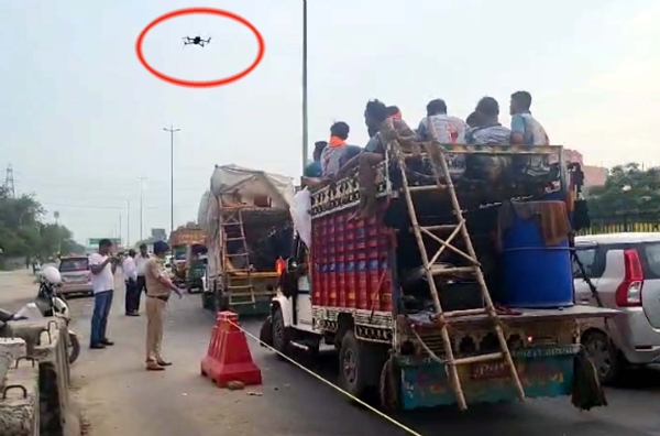 गुरुग्राम में एनएच-48 पर ड्रोन से कांवडिय़ों की सुरक्षा की निगरानी करती पुलिस।