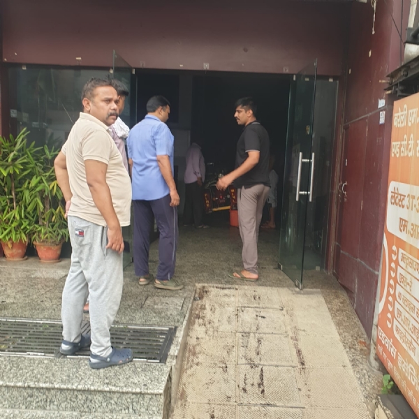 आग बुझाते दमकलकर्मी, मौके पर जुटी भीड़।