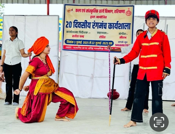 नाटक में प्रस्तुति देती विद्यालय गंगवा की छात्राएं।