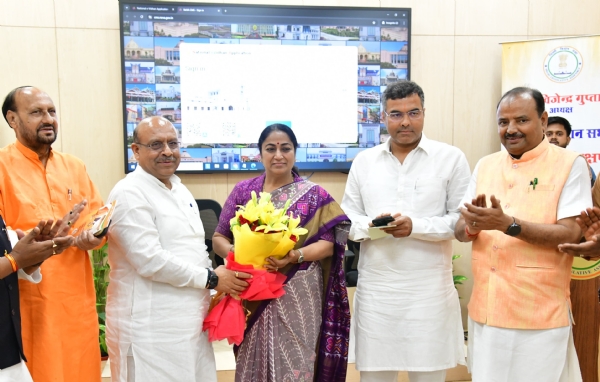 दिल्ली की मुख्यमंत्री रेखा गुप्ता के साथ एनईवीए प्रोग्राम में अन्य नेता व मंत्री