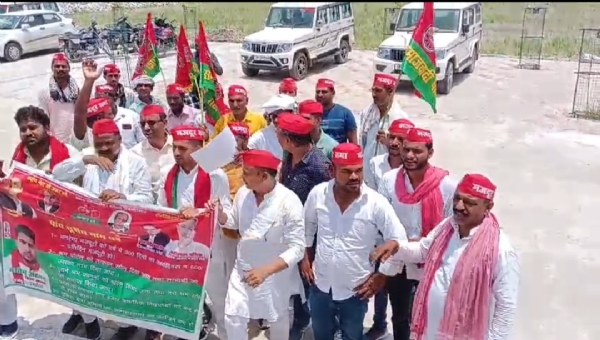 प्रदर्शन करते हुए मजदूर सभा के लोग