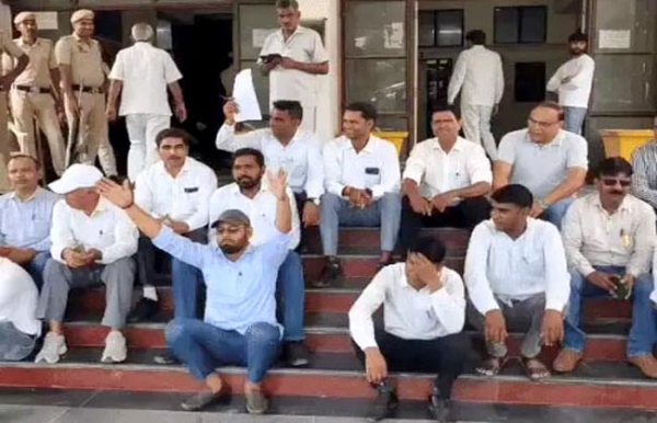 धरना-प्रदर्शन करते हुए वकील।
