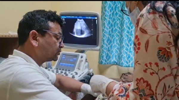 जिला चिकित्सालय में शल्य चिकित्सा करते डॉक्टर