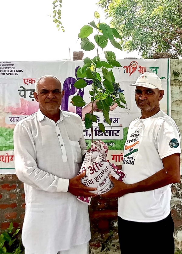 पौधरोपण के दौरान पौधे वितरित करते क्लब प्रधान कपूर सिंह।