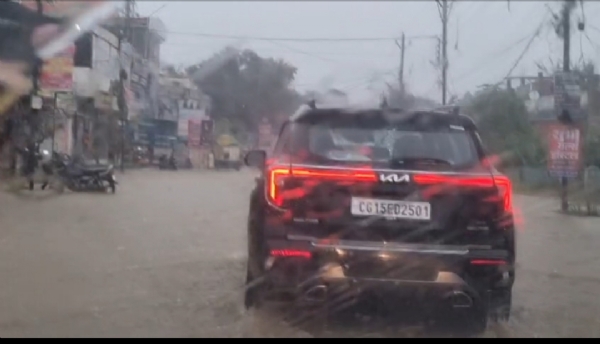 सड़के जलमग्न।