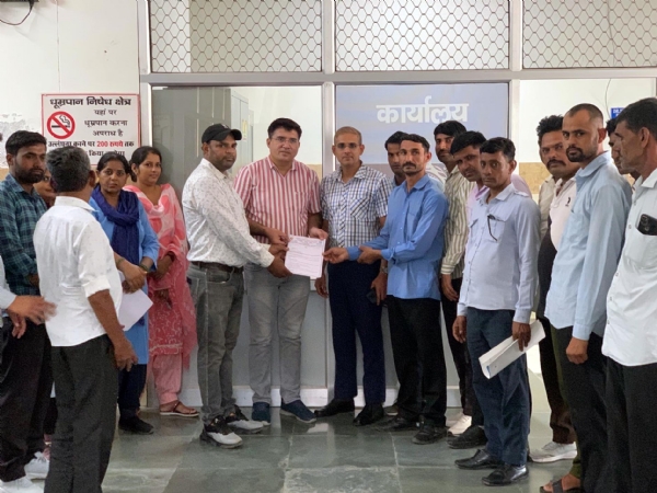 फतेहाबाद। अधिकारी को सीएम के नाम ज्ञापन सौंपते अनुबंध स्वास्थ्य कर्मचारी संघ के पदाधिकारी।