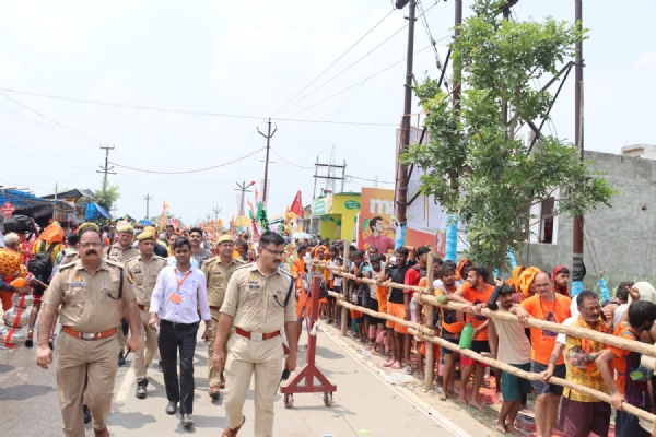 कांवड़ियों की भीड़ को कंट्रोल करते बागपत एसपी सूरज कुमार राय
