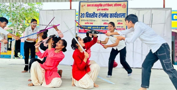 नाटक में प्रस्तुति देती विद्यालय गंगवा की छात्राएं।