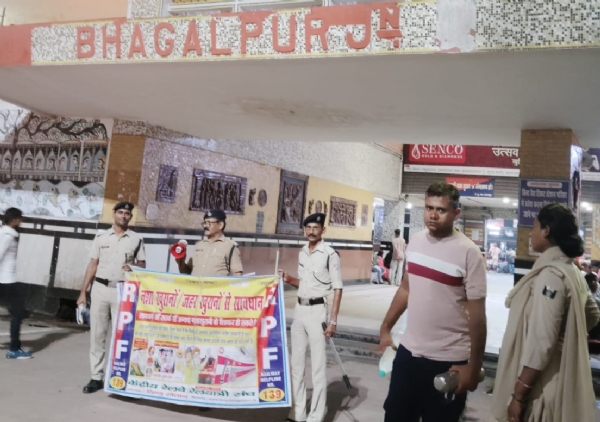 अभियान चलाते रेल पुलिस
