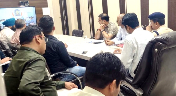 वीडियो कांफ्रेसिंग में मौजूद उपायुक्त व अन्य अधिकारी।