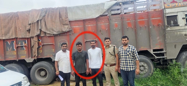 उदयपुर से दिल्ली ले जाए जा रहे अवैध मादक पदार्थ से भरे ट्रक के साथ काबू किए गए दो आरोपी।