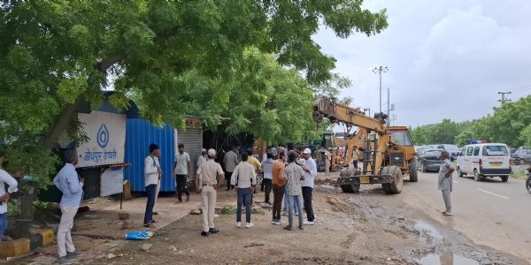 एम्स अस्पताल के बाहर से नगर निगम और पुलिस ने हटाया अतिक्रमण