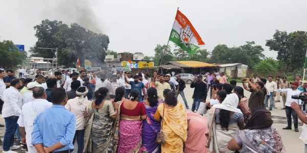 कोरबा में कांग्रेस का चक्का जाम: भूपेश बघेल के बेटे की गिरफ्तारी के विरोध में प्रदर्शन