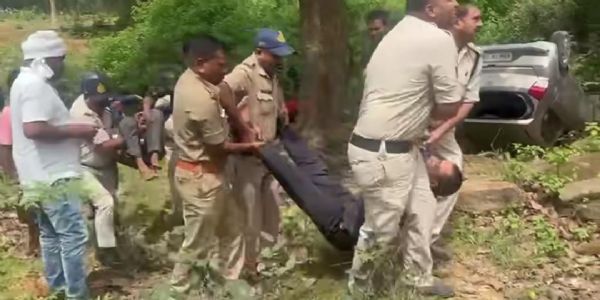 अनूपपुर: तेज रफ्तार कार अनियंत्रित होकर सड़क से नीचे पलटी