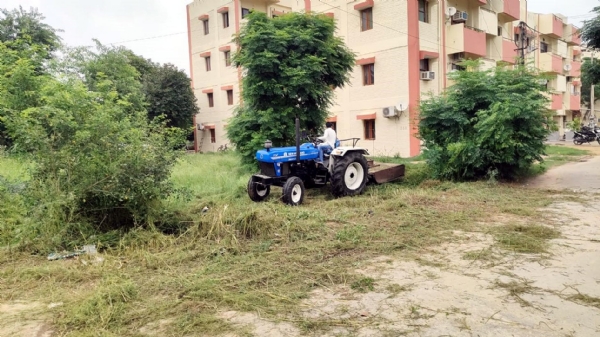 फतेहाबाद। पुलिस कालोनी में एसपी के निर्देशों के चलता सफाई अभियान।