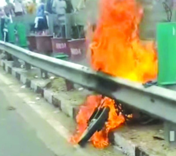 बाइक में लगी आग