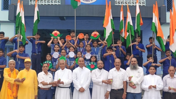 भारतीय तिरंगे के अंगीकरण दिवस पर सेंट पॉल स्कूल में समारोह आयोजित