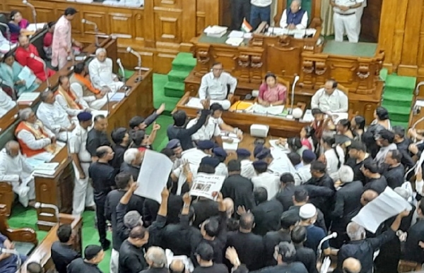 विपक हंगामा करता हुए विधानभा में