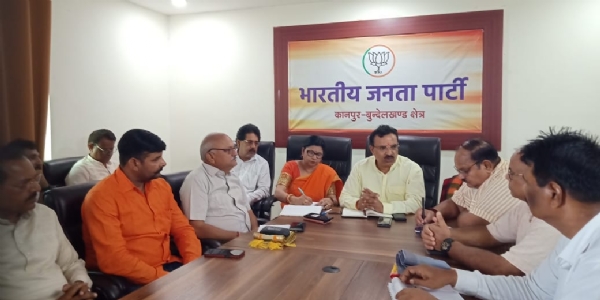 क्षेत्रीय कार्यालय में बैठक करते प्रकाश पाल
